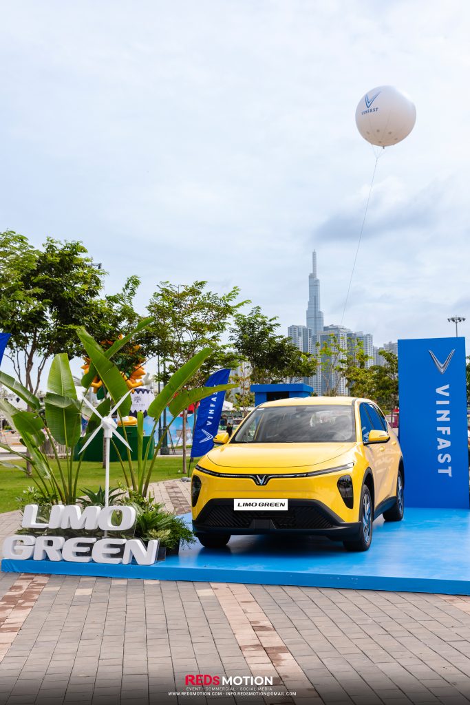 reds-motion-quy-mo-hoanh-trang-cua-le-ban-giao-vinfast-limo-green