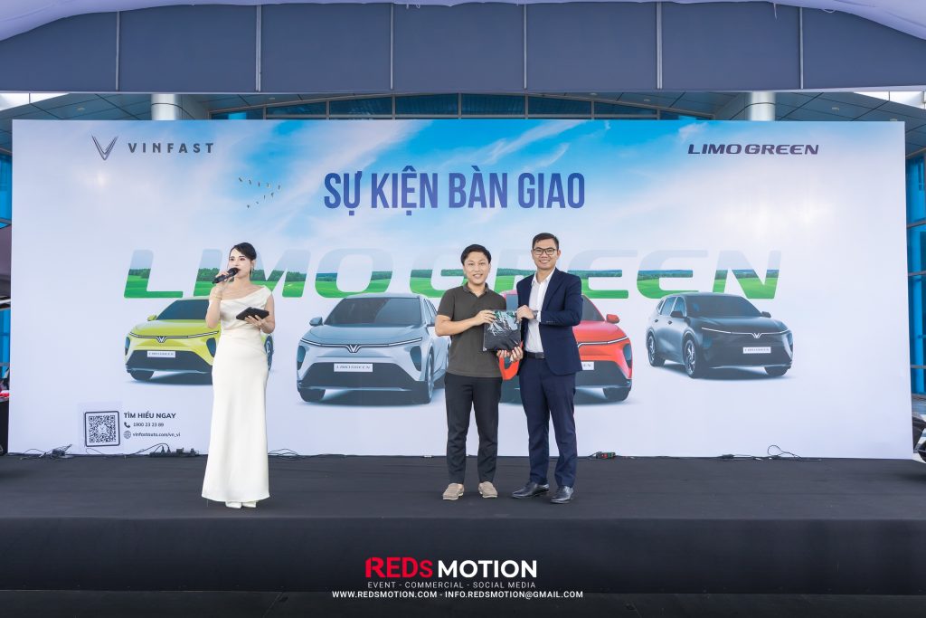 reds-motion-quy-mo-hoanh-trang-cua-le-ban-giao-vinfast-limo-green